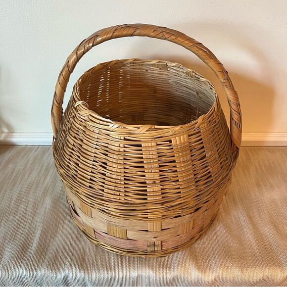 VINTAGE! Market Basket w/Handle and Lid - Picture 3 of 14